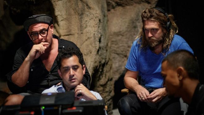 Сценарист / режиссер Том Уоллер на съемочной площадке «Пещеры» с спасателем пещер Эриком Брауном в Таиланде