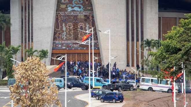 Полиция возле здания парламента PNG