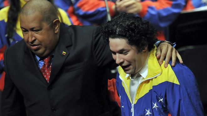 Уго Чавес, покойный лидер Венесуэлы в 2011 году с директором Молодежного оркестра Симона Боливара