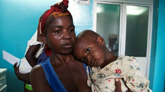 Мать держит своего ребенка, страдающего желтой лихорадкой, в больнице в Луанде, Ангола, 15 марта 2016 г.
