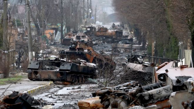 Una calle de Bucha con un reguero de armamento ruso destruido