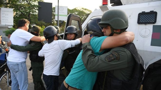 Militares y civiles abrazándose