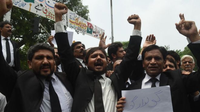 ڈی ایس پی شکر گڑھ ملک محمد خلیل نے بی بی سی کو بتایا ہے کہ پولیس نے خاتون کا طبی معائنہ کروانے کے بعد ناقابل ضمانت دفعات کے تحت مقدمہ درج کیا ہے