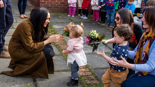 Герцогиня Сассекская присела на корточки, чтобы поприветствовать малыша у общественного центра Windsor's Broom Farm