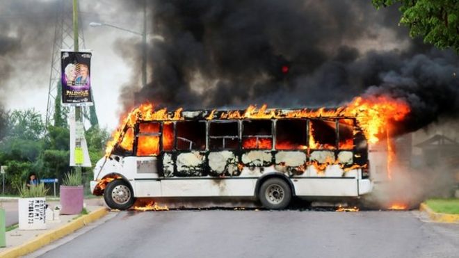 Autobús ardiendo en Culiacán