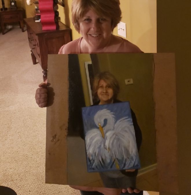 Синди Декер (слева) держит картину Кристоффер Цеттерстран (справа) о том, что она держит картину с птицей
