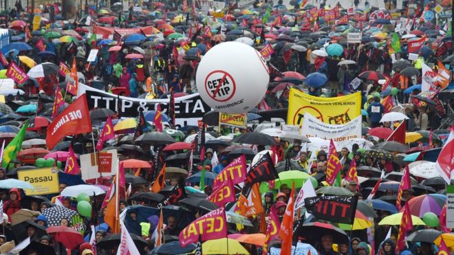 Демонстранты протестуют против массовых трансатлантических торговых сделок CETA и TTIP 17 сентября 2016 года в Мюнхене, на юге Германии.