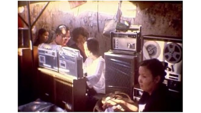 Máy ghi âm, thu thanh và loa bán ở chợ đèn Sài Gòn năm 1975. Nguồn: Vietnam 1975. Les derniers jours de Saigon (phim trên Vimeo.com)