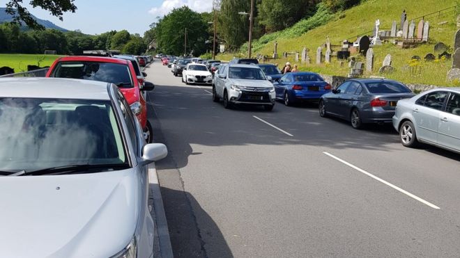 Припаркованные автомобили в районе Поннеддфечан, Нит Порт-Талбот