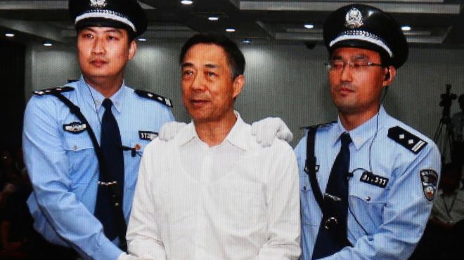 На экране показано изображение приговора китайского политика Бо Силай (в центре) 22 сентября 2013 года в Пекине, Китай. Th
