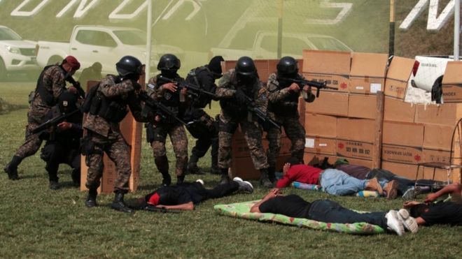 Члены Сил специального реагирования, объединенного подразделения армии и полиции, принимают участие в церемонии презентации до своего развертывания для борьбы с бандитизмом в Сан-Сальвадоре
