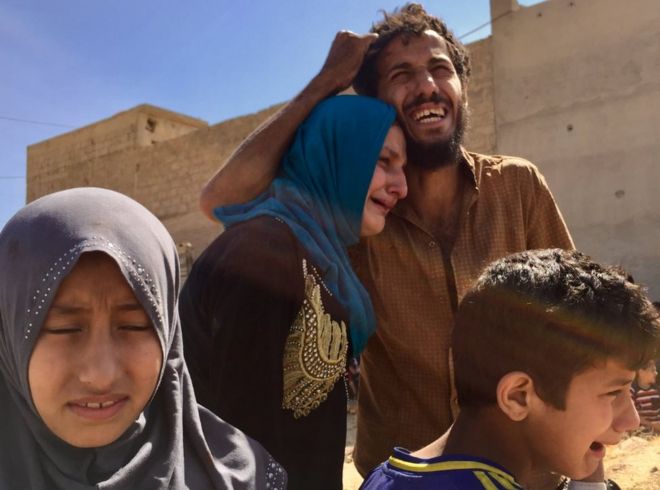 Семья из четырех человек - мать, отец, маленький сын и дочь - плачет после побега