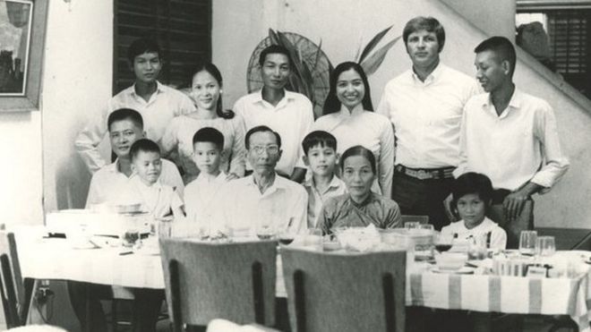 Дик Свенсон и Жермен со своей семьей в Сайгоне