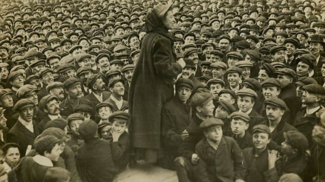 Кэтрин Дуглас Смит говорит с толпой мужчин (взятых между 1906-1914)
