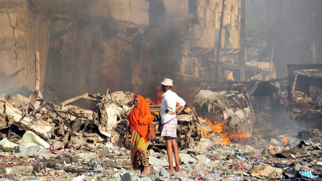 انفجاران يهزان العاصمة الصومالية مقديشو _98408755_042379004-1