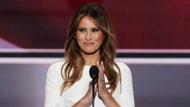В рекламе изображена Мелания Трамп перед микрофоном в бледном платье, похожем на тот, который она носила на Республиканском национальном конгрессе в 2016 году