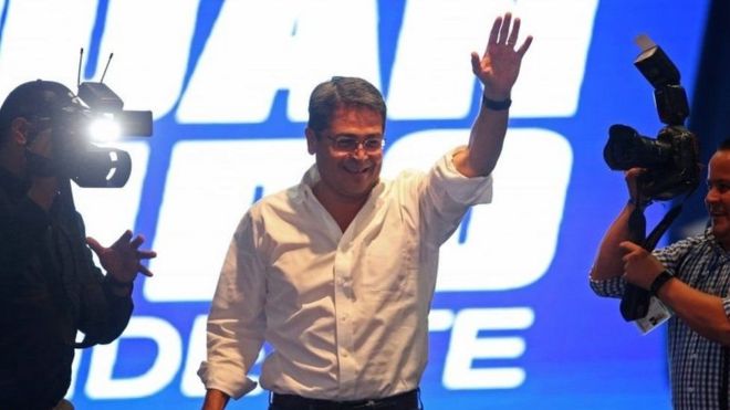 هندوراس: الرئيس الحالي وزعيم المعارضة يعلنان فوزهما في الانتخابات الرئاسية _98950855_cbb618e3-7494-47b2-8480-0349a3f8f47e
