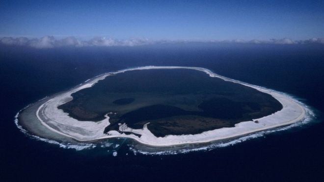 La isla coralina se formó sobre el borde del cráter de un volcán sumergido.