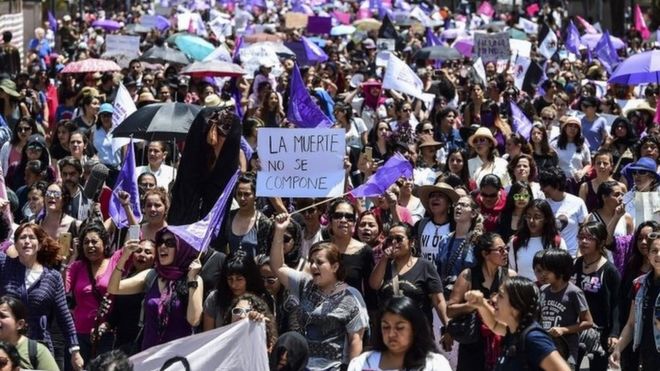 Many women took to the streets in Mexico City to demand justice. The banner reads "death can't be fixed". (17/09/2017)