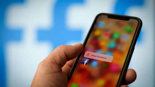 iPhone с установленным приложением Facebook