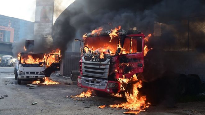 Dos camiones se incendian en Caracas