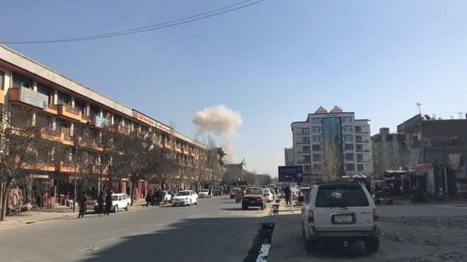 Улица Кабула с дымом на расстоянии