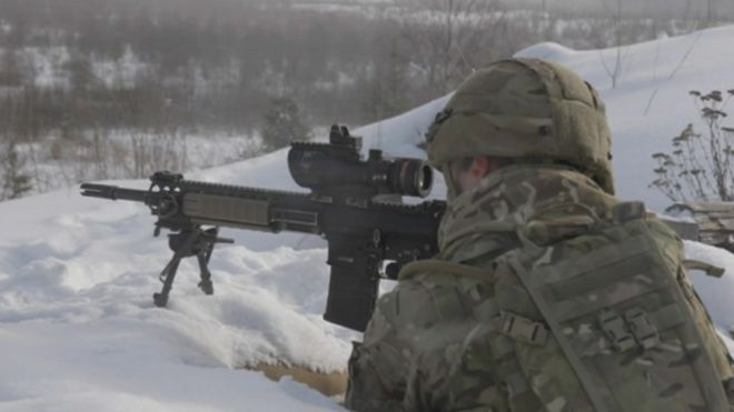 Солдат стреляет по снегу