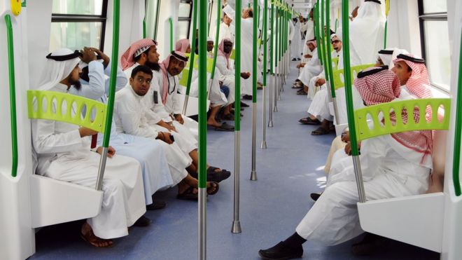 Мужчины из Саудовской Аравии едут на недавно открывшемся скоростном трамвае метро Holy Sites в западном саудовском городе Мекка 2 ноября 2010 года.