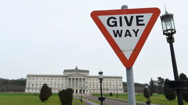 На дороге, ведущей в Стормонт, дом Ассамблеи Северной Ирландии, виден дорожный знак "Подача"