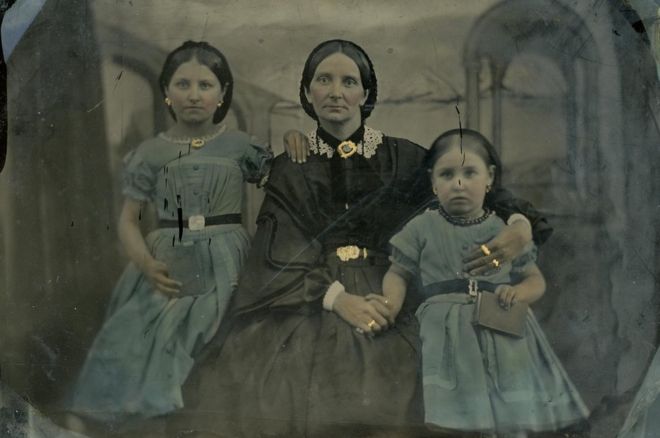Раскрашенная вручную фотография Ханны Портер с дочерьми Сарой и Сюзанной в 1862 году