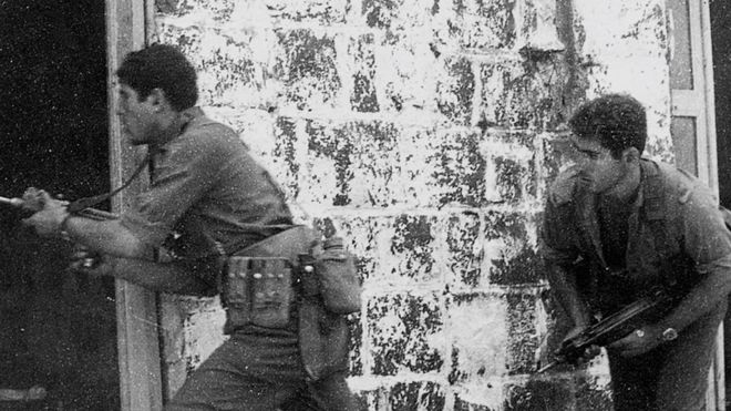 Биньямин Нетаньяху (справа) во время учений в составе элитного подразделения коммандос "Сайерет Маткал" израильской армии 1 ноября 1971 года