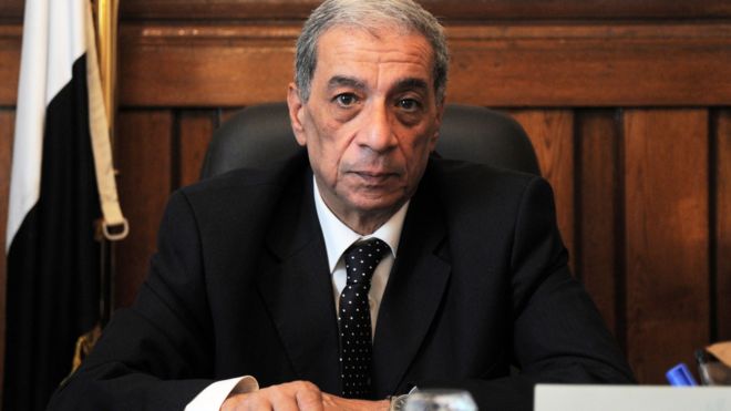 На снимке, сделанном 10 июля 2013 года, государственный обвинитель Египта Хишам Баракат сидит в своем офисе в Каире.