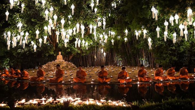 Начинающие буддийские монахи молятся в храме Ват Фан Тао, чтобы отметить начало ежегодного фестиваля Йи Пенг в популярном туристическом городе Чианг Май на севере Таиланда