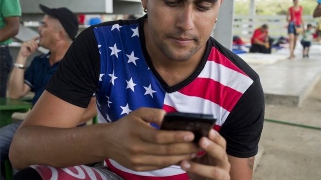 Кубинский мигрант использует свой телефон в приюте в Ла-Крус, Коста-Рика, 20 ноября 2015 года