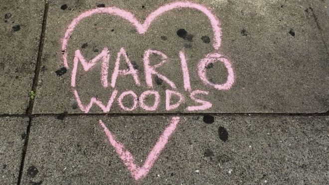 Имя Марио Вудса написано на улице перед Залом правосудия в Сан-Франциско (15 декабря 2015 г.)