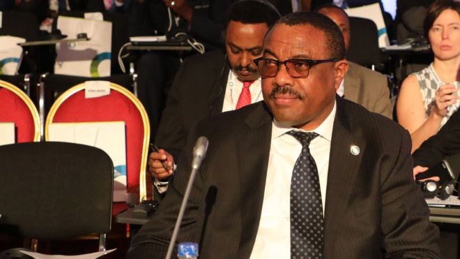 Премьер-министр Эфиопии Хайлемариам Десалегн наблюдает, как он принимает участие в церемонии открытия Африканского саммита ЕС в Абиджане 29 ноября 2017 года