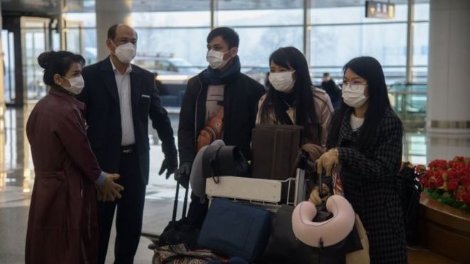 Некоторые сотрудники и их семьи прибывают в аэропорт Пхеньяна