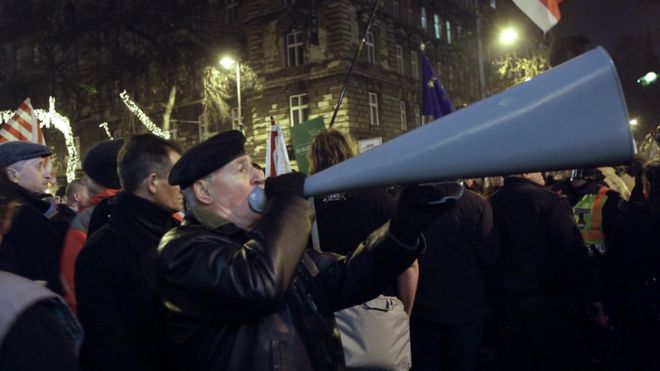 Сторонник крайне правой партии Jobbik (Better) в Будапеште, Венгрия в 2012 году