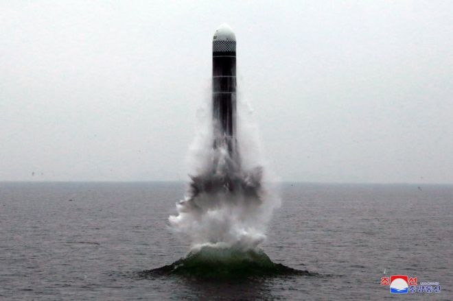 То, что кажется баллистической ракетой (БРПЛ), запускаемой с подводных лодок, летит в неизвестном месте на этом недатированном снимке, опубликованном официальным информационным агентством Северной Кореи
