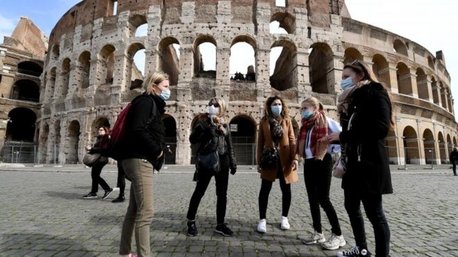 Turistas em Roma usando máscaras