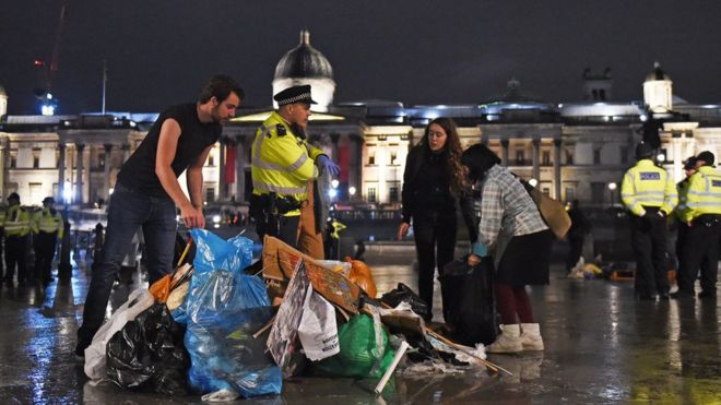 Протестующие собирают предметы, пока полиция убирает протестующих из «Восстания вымирания» с Трафальгарской площади