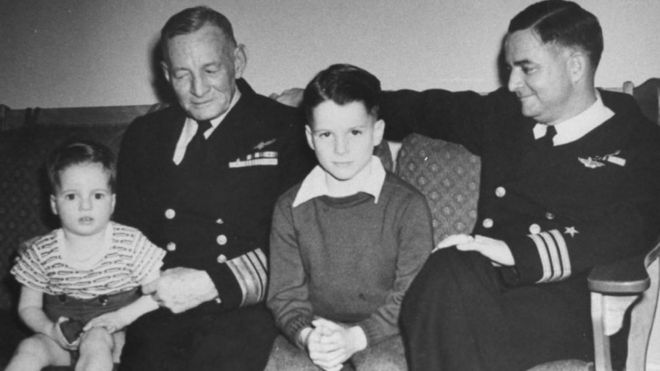 Джон С. Маккейн III (С) в детстве со своим дедом вице-адмиралом Джоном С. Маккейном-старшим((L) и отец командующий (покойный адмирал) Джон С. Маккейн-младший