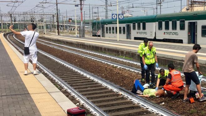 이탈리아 북부 한 기차역에서 열차 사고로 부상 당한 여성 앞에서 '셀카'를 찍는 남성