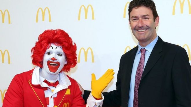 Стив Истербрук, генеральный директор McDonald's, позирует с Рональдом Макдональдом во время повторного открытия нового флагманского ресторана McDonald's в Терминале 2 международного аэропорта Франкфурта 30 марта 2015 г.