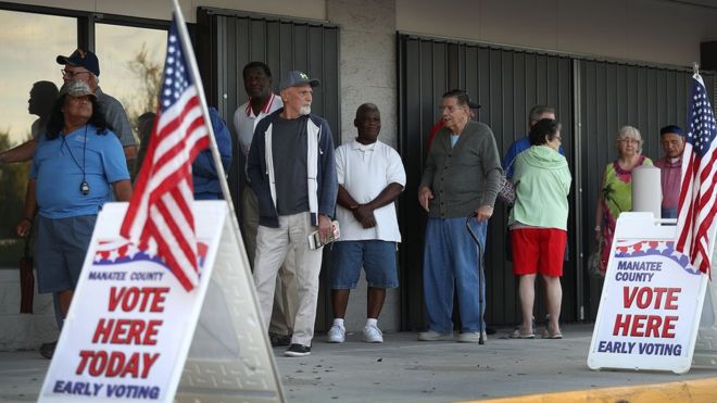 Избиратели выстраиваются в очередь, чтобы проголосовать досрочно в офисе Наблюдателя за выборами в Брадентоне, Флорида.
