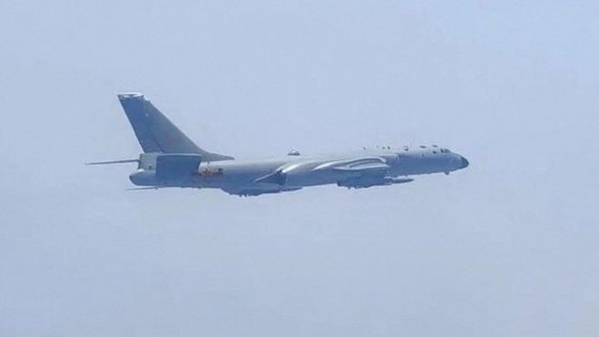 Un avión chino participa en un ejercicio militar cerca de Taiwán