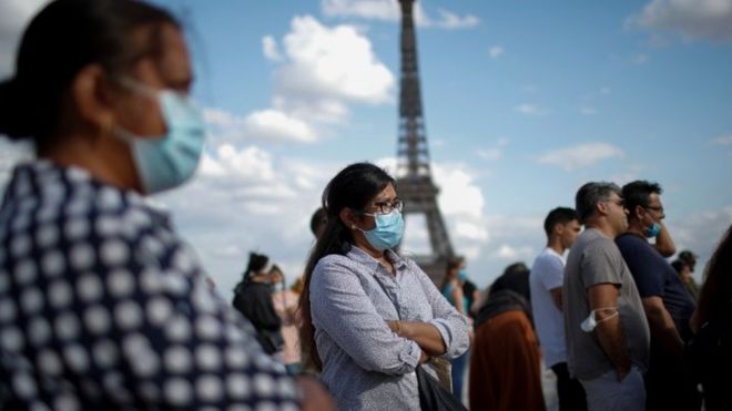 Pessoas usando máscaras em Paris
