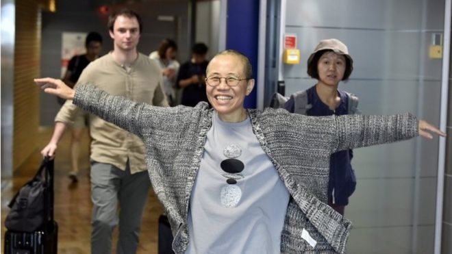 Лю Ся, вдова китайского политического диссидента Лю Сяобо, лауреата Нобелевской премии мира, жестикулирует по прибытии в международный аэропорт Хельсинки в Вантаа, Финляндия, 10 июля 2018 г.