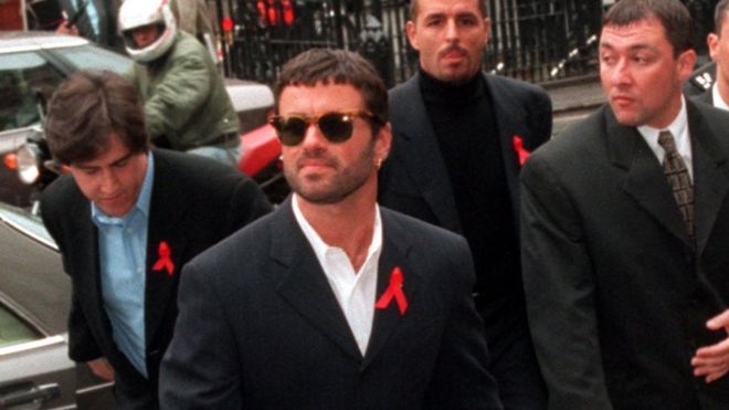 Джордж Майкл прибывает в суд в 1994 году