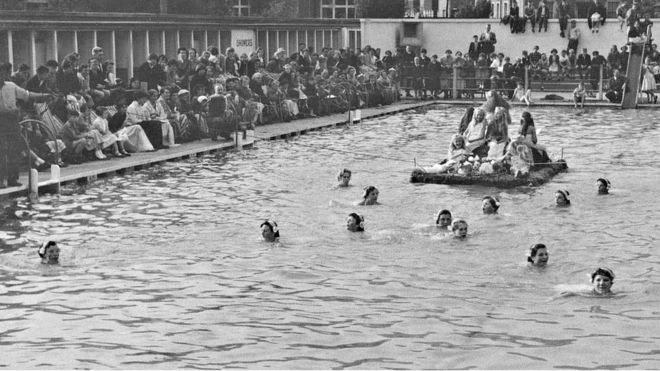 Показ плавания в бассейне Бейли Парк